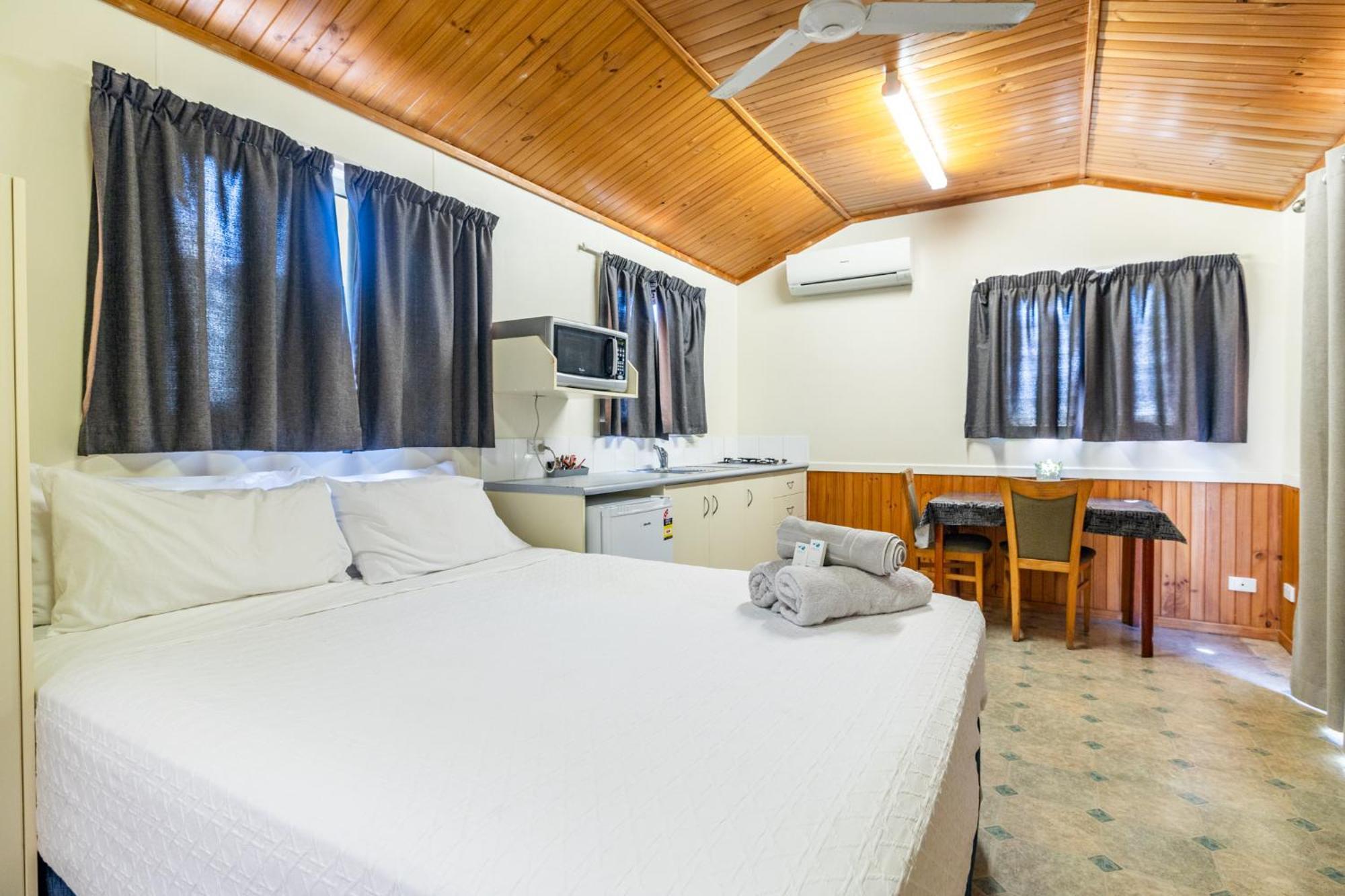 Harbour Lights Tourist Park Hotel Боуен Екстериор снимка