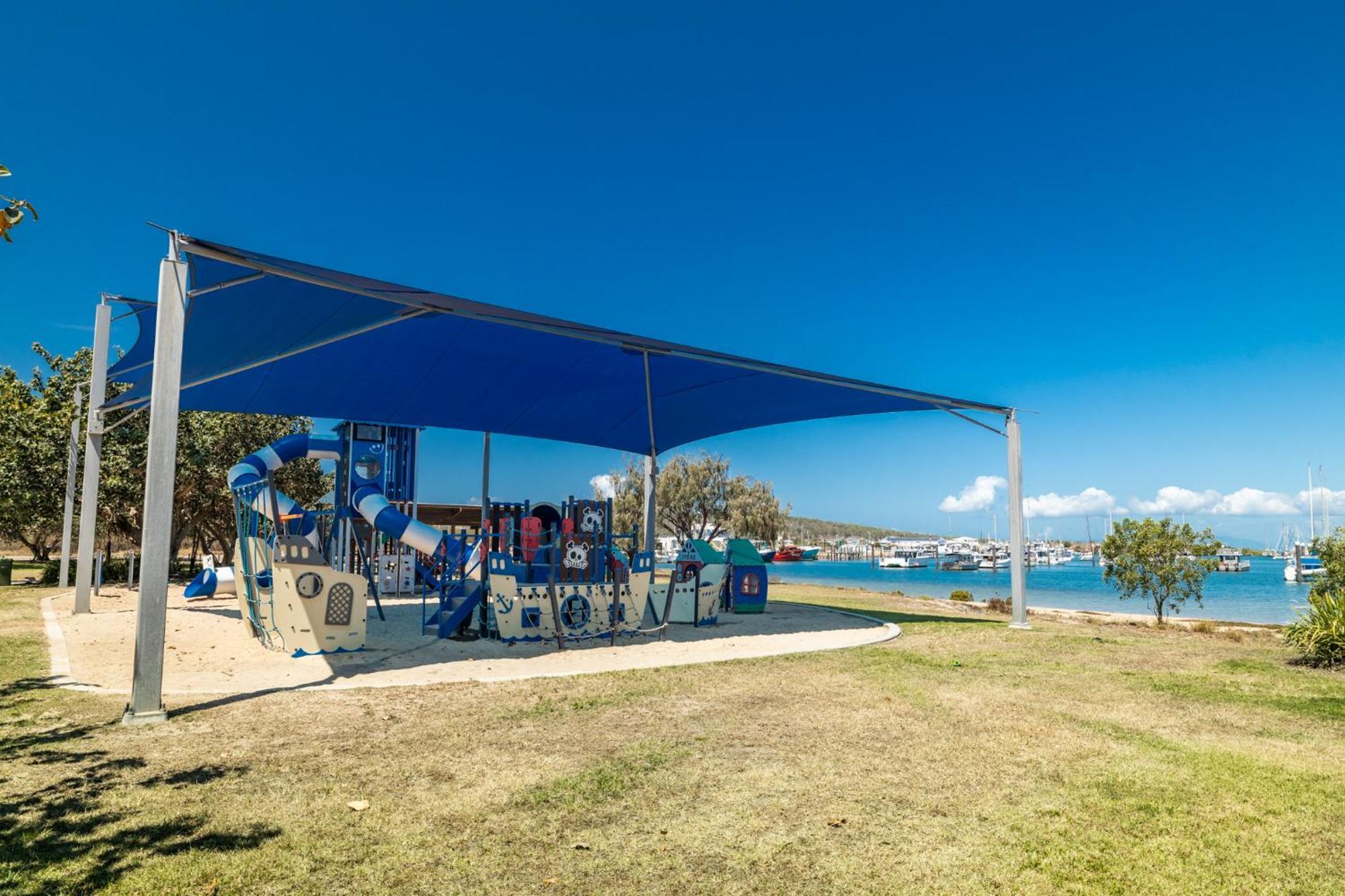 Harbour Lights Tourist Park Hotel Боуен Екстериор снимка