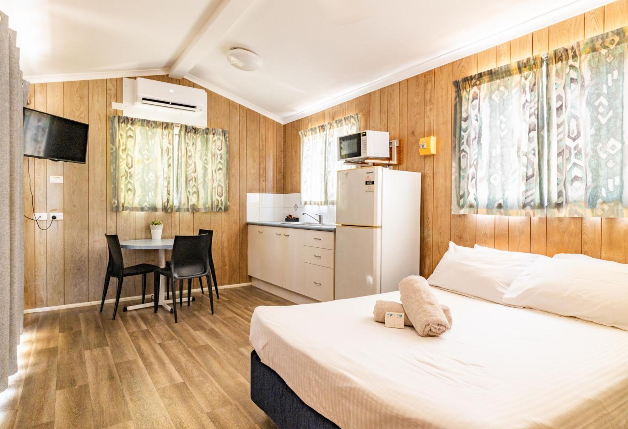 Harbour Lights Tourist Park Hotel Боуен Екстериор снимка