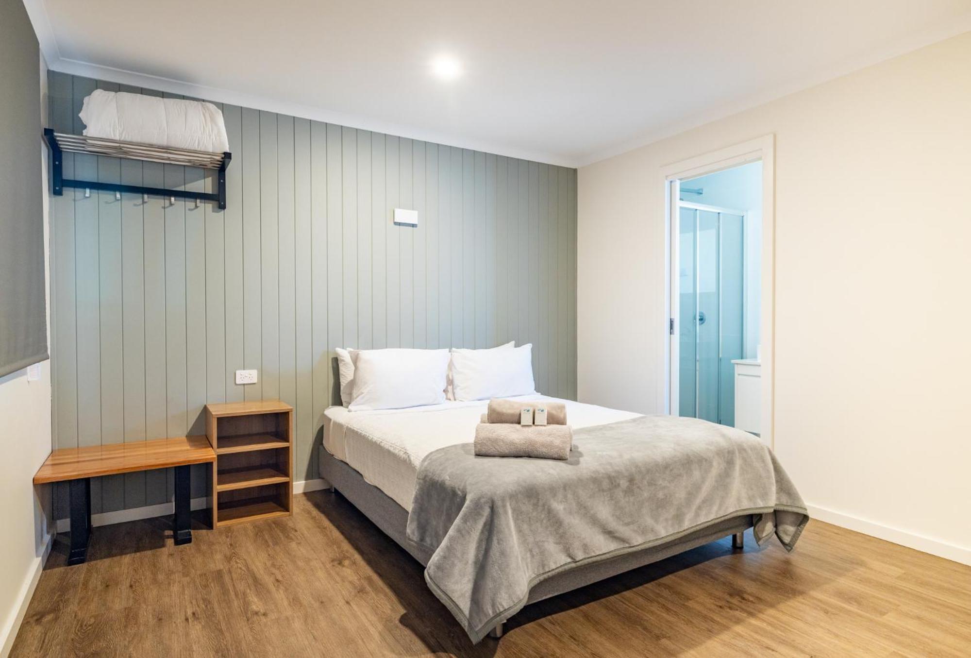 Harbour Lights Tourist Park Hotel Боуен Екстериор снимка