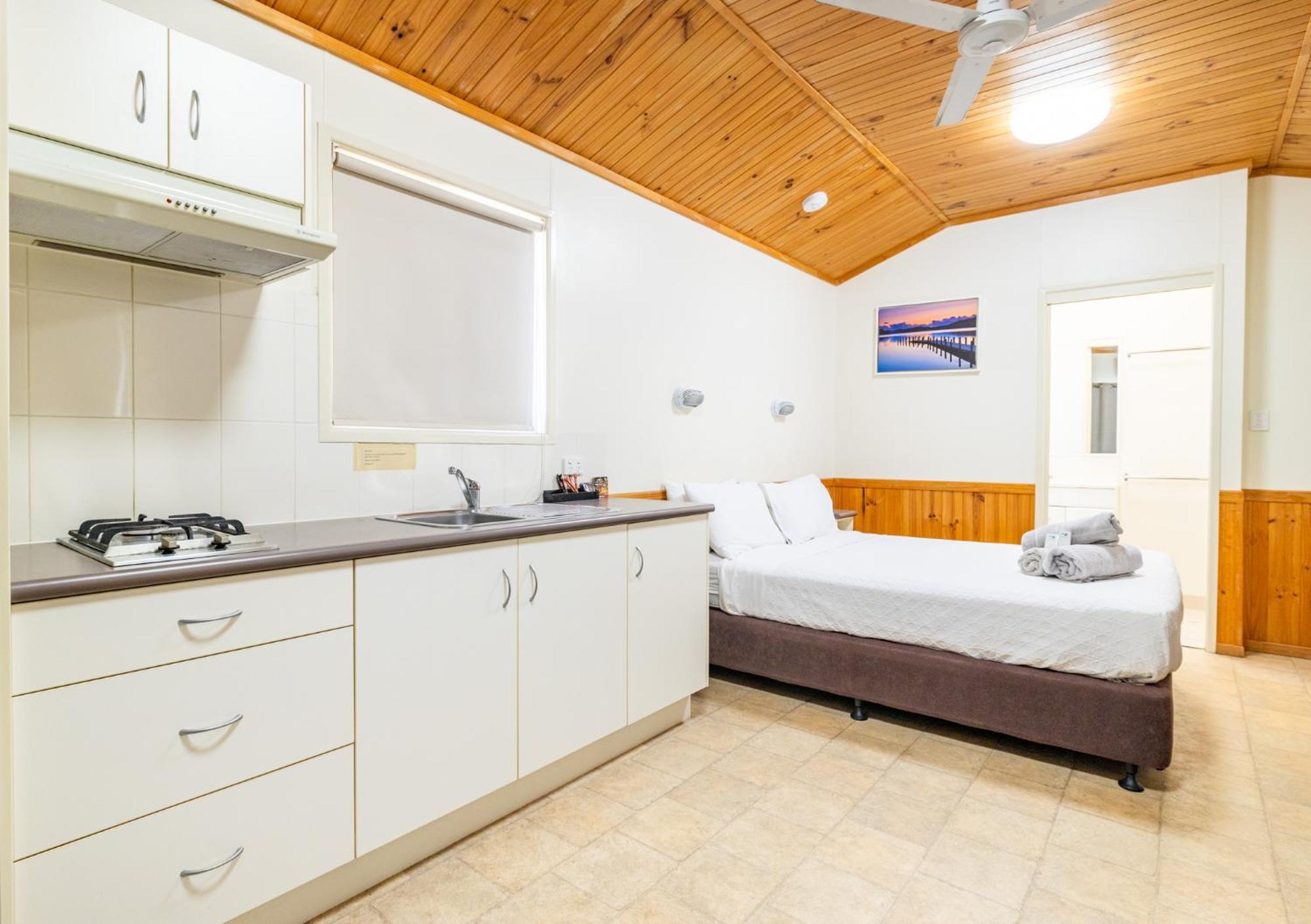 Harbour Lights Tourist Park Hotel Боуен Екстериор снимка